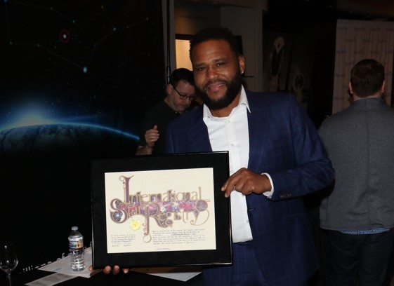 Anthony Anderson holding his name a star certificate from starregistry.com