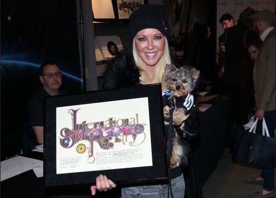 Tara Reid holding her name a star certificate from starregistry.com